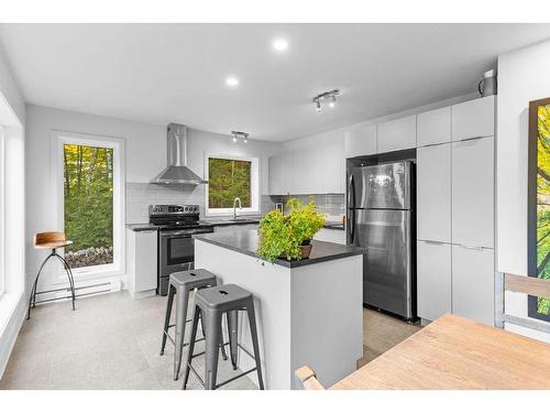 Cuisine - 677 305E Avenue, Saint-Hippolyte, QC - Indoor Photo Showing Kitchen