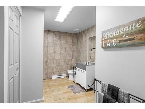 Salle de bains - 677 305E Avenue, Saint-Hippolyte, QC - Indoor Photo Showing Laundry Room