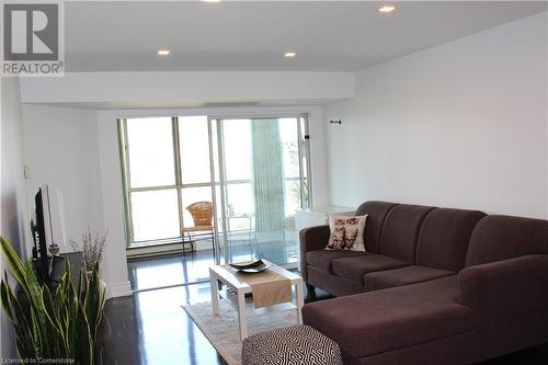 265 Westcourt Place Unit# 605, Waterloo, ON - Indoor Photo Showing Living Room