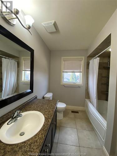 1081 Woodland Crescent, Lakeshore, ON - Indoor Photo Showing Bathroom