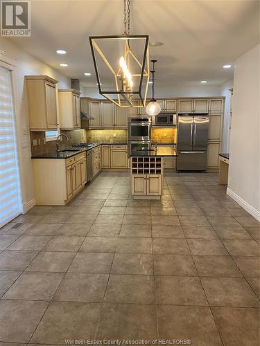 1081 Woodland Crescent, Lakeshore, ON - Indoor Photo Showing Kitchen