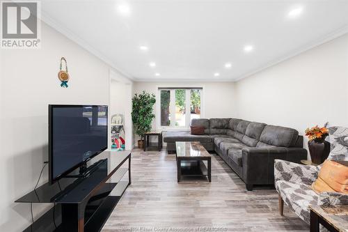 10240 Eastcourt Drive, Windsor, ON - Indoor Photo Showing Living Room