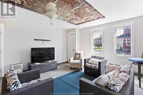 9928 Walker Road, Amherstburg, ON - Indoor Photo Showing Living Room