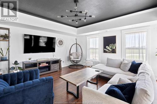 9928 Walker Road, Amherstburg, ON - Indoor Photo Showing Living Room