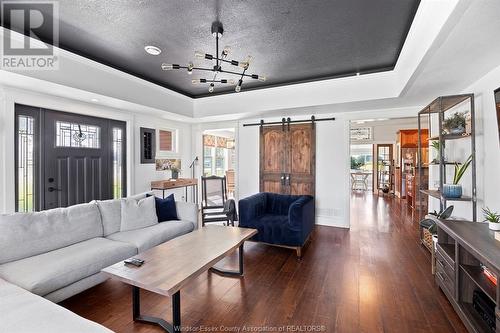 9928 Walker Road, Amherstburg, ON - Indoor Photo Showing Living Room