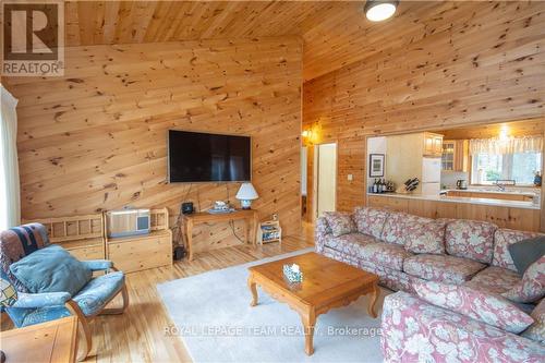 Lt1,443,Lt3 Weglarz Road, Madawaska Valley, ON - Indoor Photo Showing Living Room