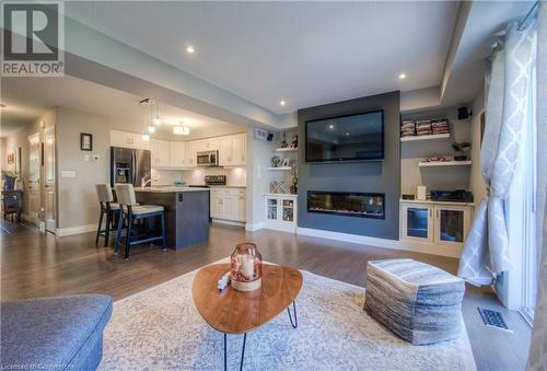 625 Blackbridge Road Unit# 12, Cambridge, ON - Indoor Photo Showing Living Room With Fireplace