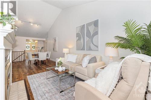 44 Innesbrook Court, Stittsville, ON - Indoor Photo Showing Living Room