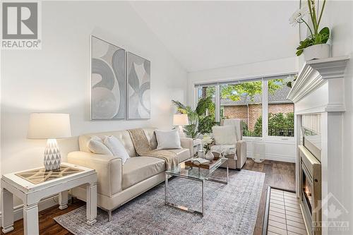 44 Innesbrook Court, Stittsville, ON - Indoor Photo Showing Living Room