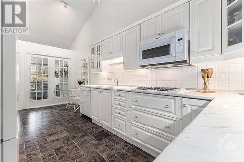 44 Innesbrook Court, Stittsville, ON - Indoor Photo Showing Kitchen With Upgraded Kitchen