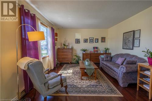 704 11Th Street, Hanover, ON - Indoor Photo Showing Living Room