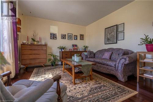 704 11Th Street, Hanover, ON - Indoor Photo Showing Living Room