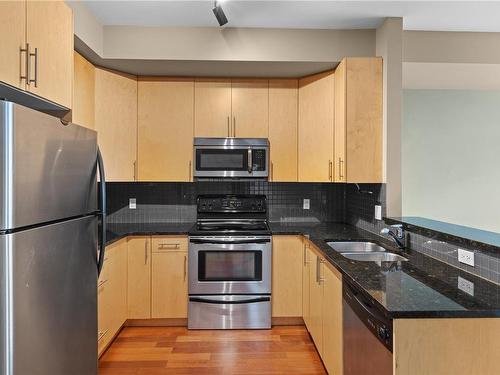 201-1022 Fort St, Victoria, BC - Indoor Photo Showing Kitchen With Double Sink