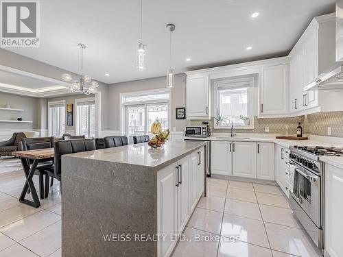 14 Baleberry Crescent, East Gwillimbury, ON - Indoor Photo Showing Kitchen With Upgraded Kitchen