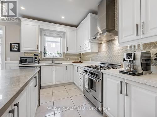 14 Baleberry Crescent, East Gwillimbury, ON - Indoor Photo Showing Kitchen With Upgraded Kitchen