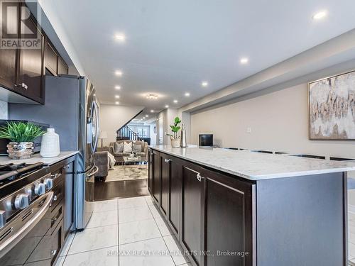 29 Finegan Circle, Brampton, ON - Indoor Photo Showing Kitchen With Upgraded Kitchen