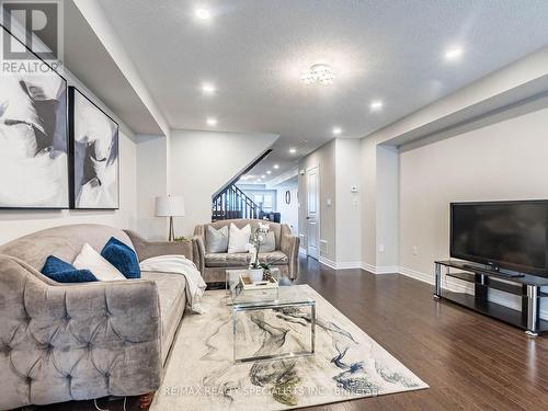 29 Finegan Circle, Brampton, ON - Indoor Photo Showing Living Room