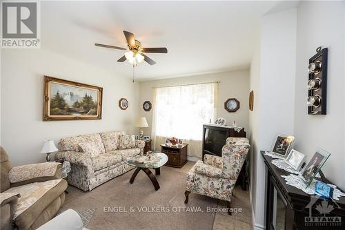 46&50 Fifth Street E, South Dundas, ON - Indoor Photo Showing Living Room