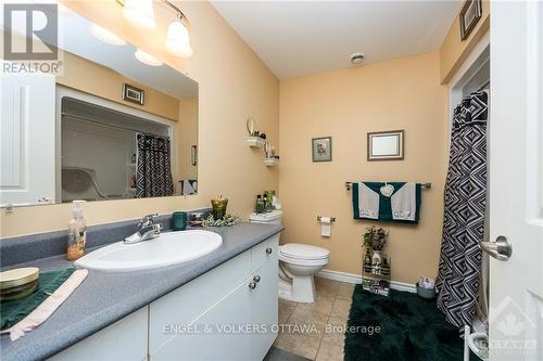 46&50 Fifth Street E, South Dundas, ON - Indoor Photo Showing Bathroom