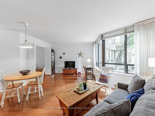 111-245 The Donway  W, Toronto, ON - Indoor Photo Showing Living Room