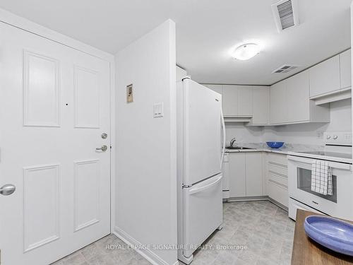 111-245 The Donway  W, Toronto, ON - Indoor Photo Showing Kitchen