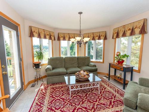 101 Conservation Tr, Centre Wellington, ON - Indoor Photo Showing Living Room