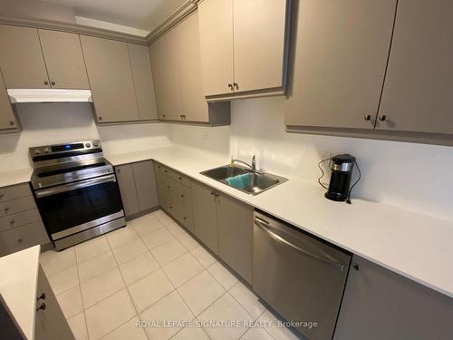 96 Baker St, Thorold, ON - Indoor Photo Showing Kitchen With Double Sink