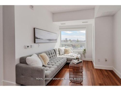 417-1 Wellington St, Brantford, ON - Indoor Photo Showing Living Room