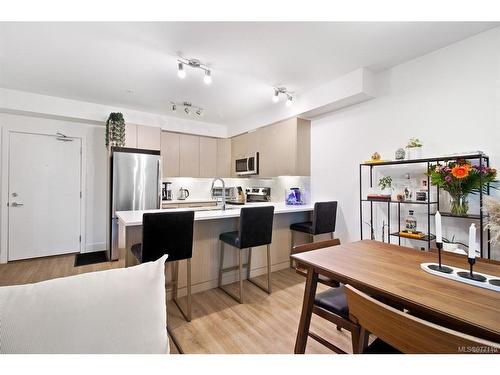 317-3070 Kilpatrick Ave, Courtenay, BC - Indoor Photo Showing Kitchen