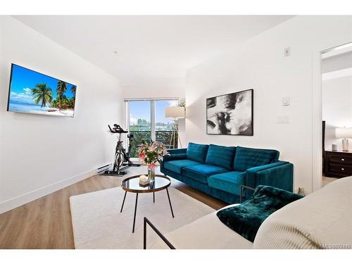 317-3070 Kilpatrick Ave, Courtenay, BC - Indoor Photo Showing Living Room