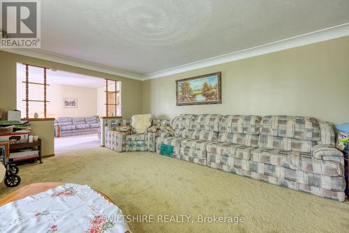 1090 Colonel Talbot Road, Norfolk (South Middleton), ON - Indoor Photo Showing Living Room