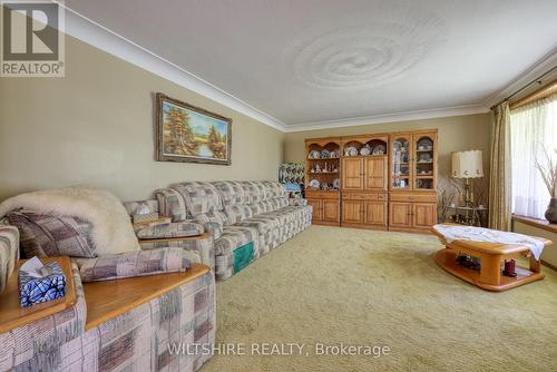 1090 Colonel Talbot Road, Norfolk (South Middleton), ON - Indoor Photo Showing Living Room