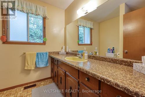 1090 Colonel Talbot Road, Norfolk (South Middleton), ON - Indoor Photo Showing Bathroom