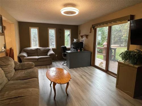 121133 87W Road, Mccreary, MB - Indoor Photo Showing Living Room