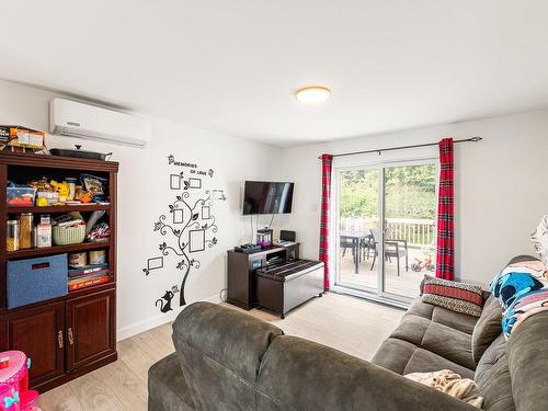 Salon - 123 Rue Gendreau, Coaticook, QC - Indoor Photo Showing Living Room