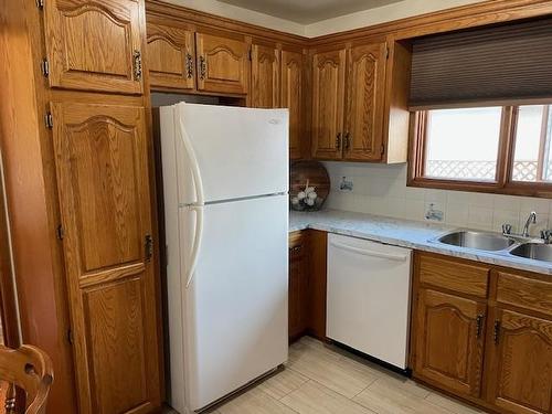 195 Seneca Place, Thunder Bay, ON - Indoor Photo Showing Kitchen With Double Sink