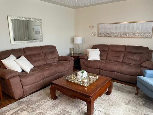 195 Seneca Place, Thunder Bay, ON - Indoor Photo Showing Living Room