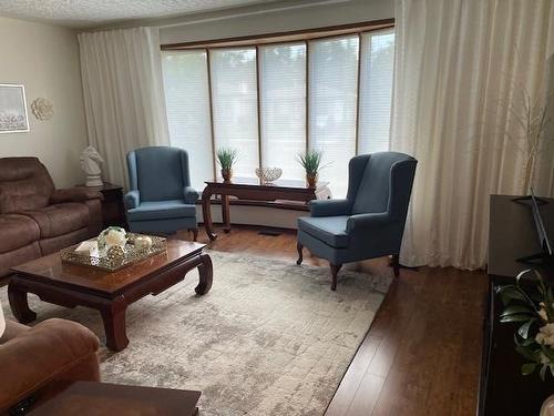 195 Seneca Place, Thunder Bay, ON - Indoor Photo Showing Living Room