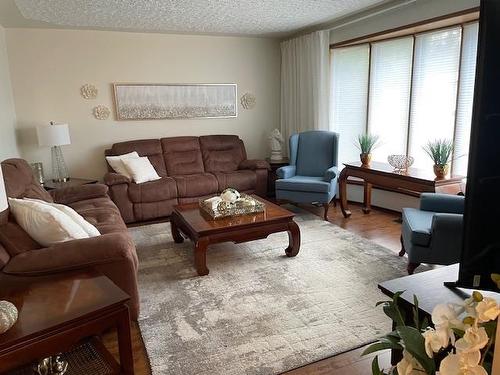 195 Seneca Place, Thunder Bay, ON - Indoor Photo Showing Living Room