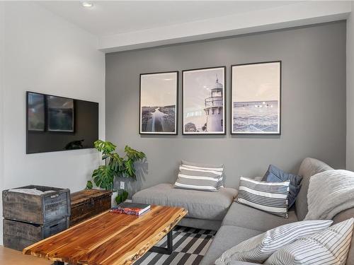 101-1765 Oak Bay Ave, Victoria, BC - Indoor Photo Showing Living Room