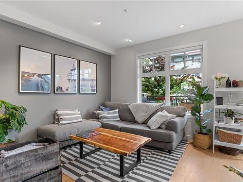 101-1765 Oak Bay Ave, Victoria, BC - Indoor Photo Showing Living Room