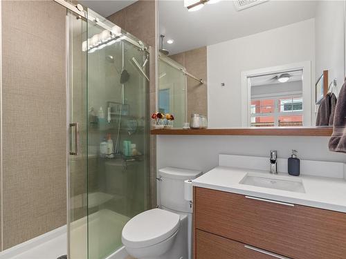 101-1765 Oak Bay Ave, Victoria, BC - Indoor Photo Showing Bathroom