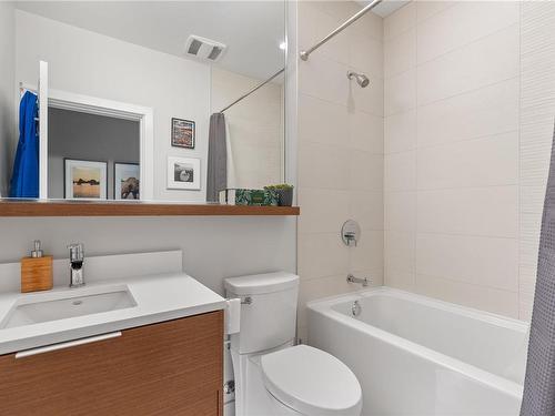 101-1765 Oak Bay Ave, Victoria, BC - Indoor Photo Showing Bathroom