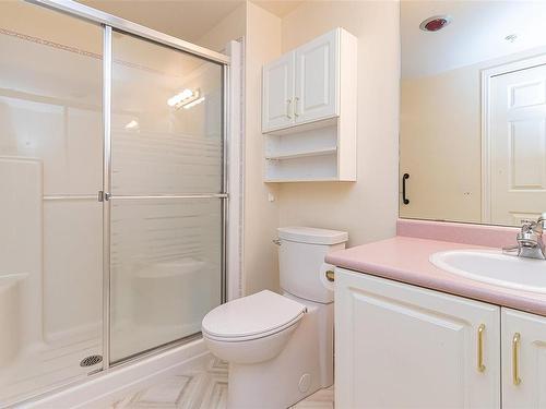 315-1485 Garnet Rd, Saanich, BC - Indoor Photo Showing Bathroom