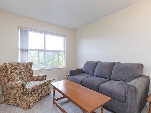 315-1485 Garnet Rd, Saanich, BC - Indoor Photo Showing Living Room