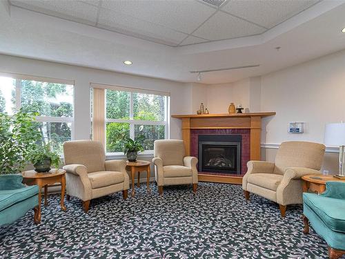 315-1485 Garnet Rd, Saanich, BC - Indoor Photo Showing Living Room With Fireplace