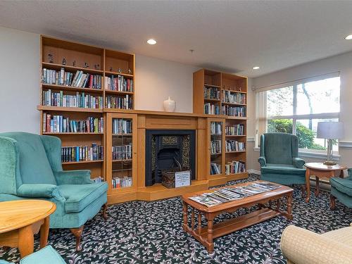 315-1485 Garnet Rd, Saanich, BC - Indoor Photo Showing Living Room