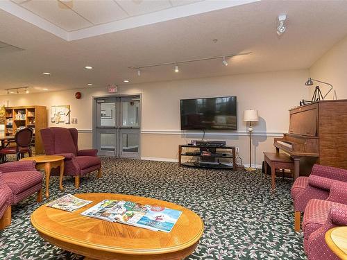 315-1485 Garnet Rd, Saanich, BC - Indoor Photo Showing Living Room