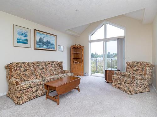 315-1485 Garnet Rd, Saanich, BC - Indoor Photo Showing Living Room