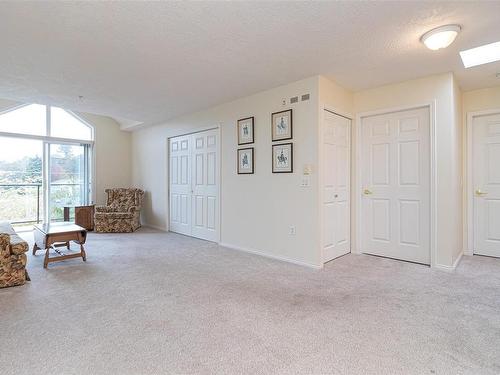 315-1485 Garnet Rd, Saanich, BC - Indoor